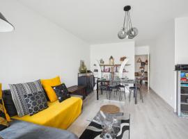 Chic and spacious apartment with parking, huoneisto kohteessa Gennevilliers