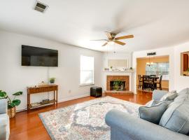 Atlanta-Area Home with Yard about 2 Mi to Six Flags: Austell şehrinde bir otel
