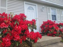 Spacious 5BR Beach House Vacation-walk to Scarborough!, hotel i Narragansett