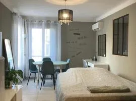 Comfortable homestay, Nice west cosy flat with balcony, near airport, train, beach, public transport, supermarket