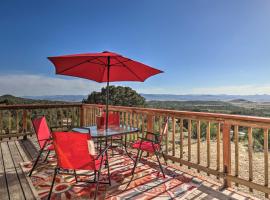 Pet-Friendly Mountaintop Retreat with Views and Sauna, ваканционна къща в Прескот Вали