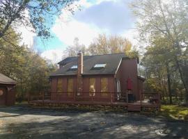 Ash Cottage in Poconos near Camelback & Kalahari, hotel with parking in Long Pond