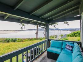 Amazing Ocean & Alsea Bay Views! Dog Friendly!, maison de vacances à Waldport