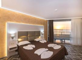 Sunny Bay Rooms: Ahyolu'nda bir otel