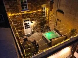 Dream Stays Bath - Trim Street Townhouse with Hot tub
