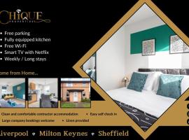 CONTRACTORS, Central MK, Free off street Parking, close to amenities, Managed by Chique Properties Ltd: Milton Keynes şehrinde bir otel