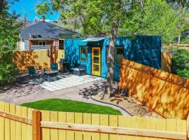 Cargo Casita Shipping Container Tiny Home, hotel v destinaci Colorado Springs