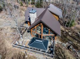 Chalet bois rond avec spa, foyer et nature privée, готель у місті Mandeville