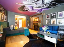Kotedža Royal Purple Reign NYC's Prince-Inspired Oasis! Ņujorkā