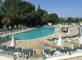 Duplex (5pers) dans village vacances en Ardèche, курортный отель в городе Гропьер