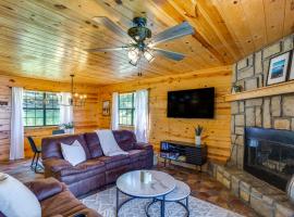 Cabin on Lake Raymond Gary with Dock, Grill and Views!, hotel in Fort Towson