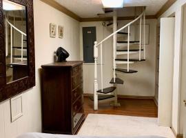 Tranquil Basement Apartment by the woods, hotel in Rockville