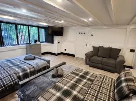Rainsough Cottage Guest House - Sleeps upto 4 with En-suite - Free Parking & Wi-Fi