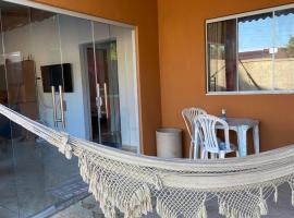Casa da Cris em Praia do Grauçá com Wi-Fi, ar condicionado e garagem, hotel in Caravelas