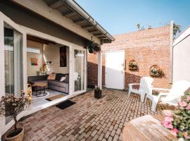 Rosa's Cottage, garden and free parking，位于赞德沃特的酒店