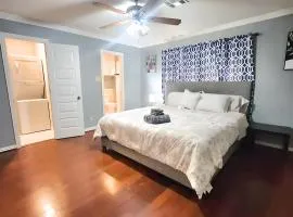 1BR Montrose King Suite with Washer and Dryer