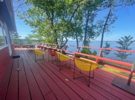 Waterfront 2Br Cottage with Separate Cabin, cottage à Waubaushene