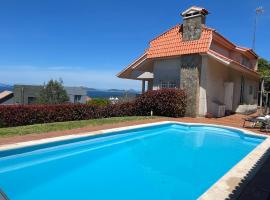 Casa con piscina, vistas y cerca de las playas, Hotel in Vigo