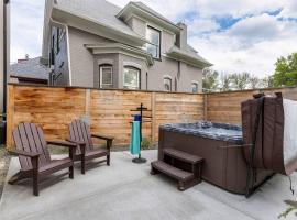 LuxuryDenver Studio w Hot Tub 2 Mi to Downtown, Villa in Denver