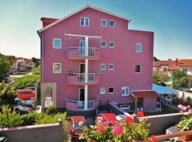 Apartments & Rooms Nikolić, hotel in Fažana