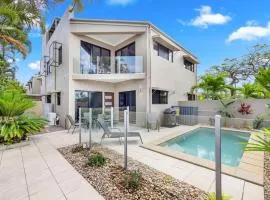 'Bay View' with Pool and Rooftop Entertaining Area