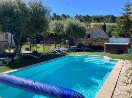 Scenic villa in Montbrun des Corbi res with pool, hotel v mestu Montbrun-des-Corbières