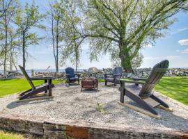 Cozy Waterfront Home on the Bay of Green Bay!, holiday home in Oconto