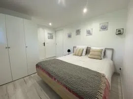 Rez-de-chaussée rénové avec jardin clos, à 1,6 km de la plage, idéal pour 2 adultes et 2 enfants - FR-1-364-142