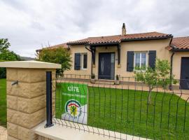 Maison paisible avec terrasse et jardin proche sites préhistoriques - FR-1-616-339, khách sạn ở Le Bugue