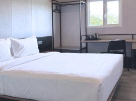 Conjioo Hotel Sumbawa، فندق في Maluk