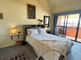 Apartment in the Heart of Bathurst Walk Everywhere