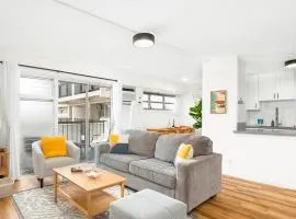 2BR-2BA Close to Waikiki Beach with Free Parking!