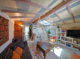 Maison atypique avec garage en coeur de ville, hotell La Rochelle’is