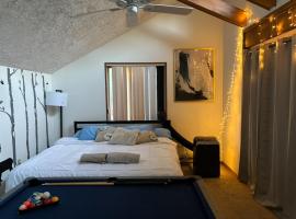 Ambiance - KING BED Cabin Loft & Fireplace, horská chata v destinácii Tobyhanna