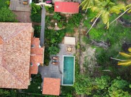 Caju Grove - The Big Yellow Goan House, hotel con bañera de hidromasaje en Guirim