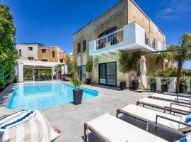 Luxurious Villa 5 BR, Pool, 3min from St Julian's, holiday home in Is-Swieqi