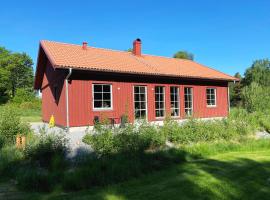 Lovely holiday home in Klovedal on Tjorn, hotell i Klövedal