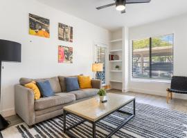 2BR CozySuites at Kierland Commons with pool #03, Hotel in Scottsdale