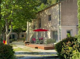Au calme dans la campagne Aixoise, entouré de cyprès, хотел в Екс ан Прованс