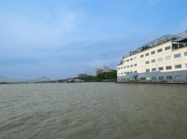 Polo Floatel Kolkata, hotel dicht bij: Eden Gardens, Calcutta