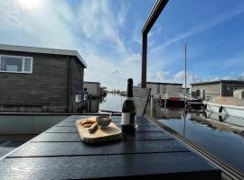 Poellodge XL, houseboat met whirlpool en sauna, hotel di Aalsmeer