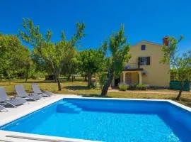 Villa Loreta, a beautiful and cozy villa minutes away from the sea