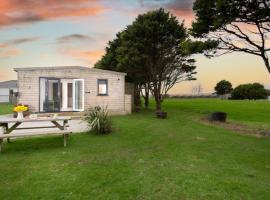 Bushwood - Free WiFi - Parking - Pet Friendly - On-site Activities, hotel in Helston