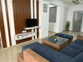 Penthouse with Open terrace, apartament a Ghaziabad
