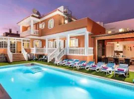 Villa Naranja with private heated pool, sea views, air conditioning, terrace, ITV and BBC channels, Wifi