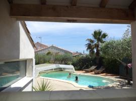 V0840 - Villa climatisée avec piscine privée proche des plages ménage inclus Wifi، فندق في بيسان