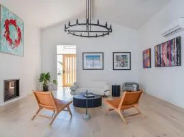 Casa del Candelabra - Light-Filled Luxury Retreat Minutes from Town
