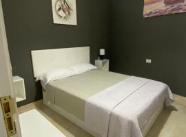 DELUXE ROOM IN APARTMENT SHARED in Los Cristianos Playa HabitaciónSTANZA air-conditioned, hotel in Arona