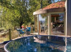 Luxury romantic Roundhouse and hot tub for two, hotel dicht bij: Mugdock Country Park, Glasgow