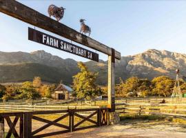 Extraordinary Barn Loft at Animal Sanctuary, bændagisting í Franschhoek